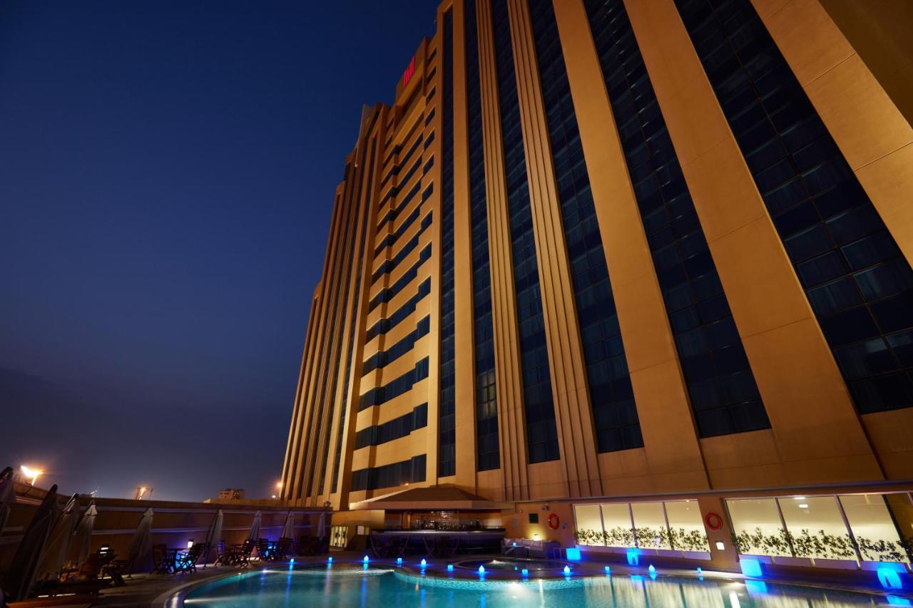 Millennium Hotel & Convention Centre Kuwait Kuwait City Екстер'єр фото The hotel at night