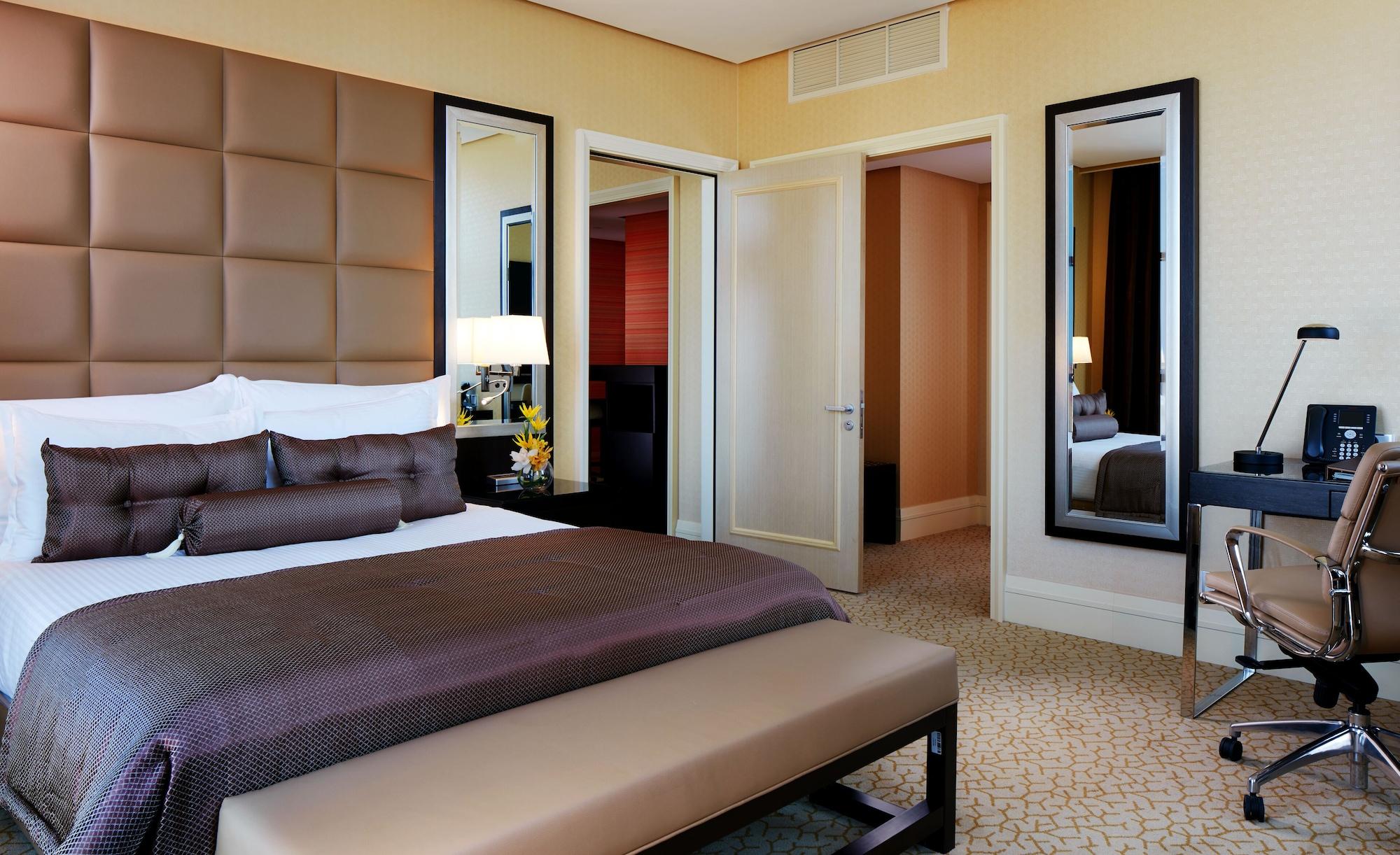 Millennium Hotel & Convention Centre Kuwait Kuwait City Екстер'єр фото A bedroom at the Ritz-Carlton, Dubai