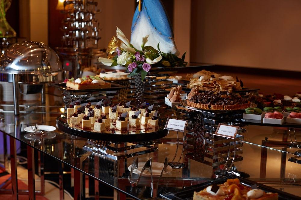 Millennium Hotel & Convention Centre Kuwait Kuwait City Екстер'єр фото A dessert buffet