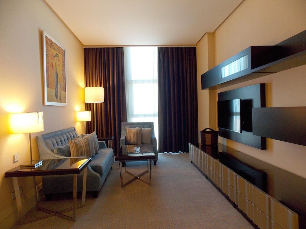 Millennium Hotel & Convention Centre Kuwait Kuwait City Екстер'єр фото A living room in a suite at the Ritz-Carlton, Dubai