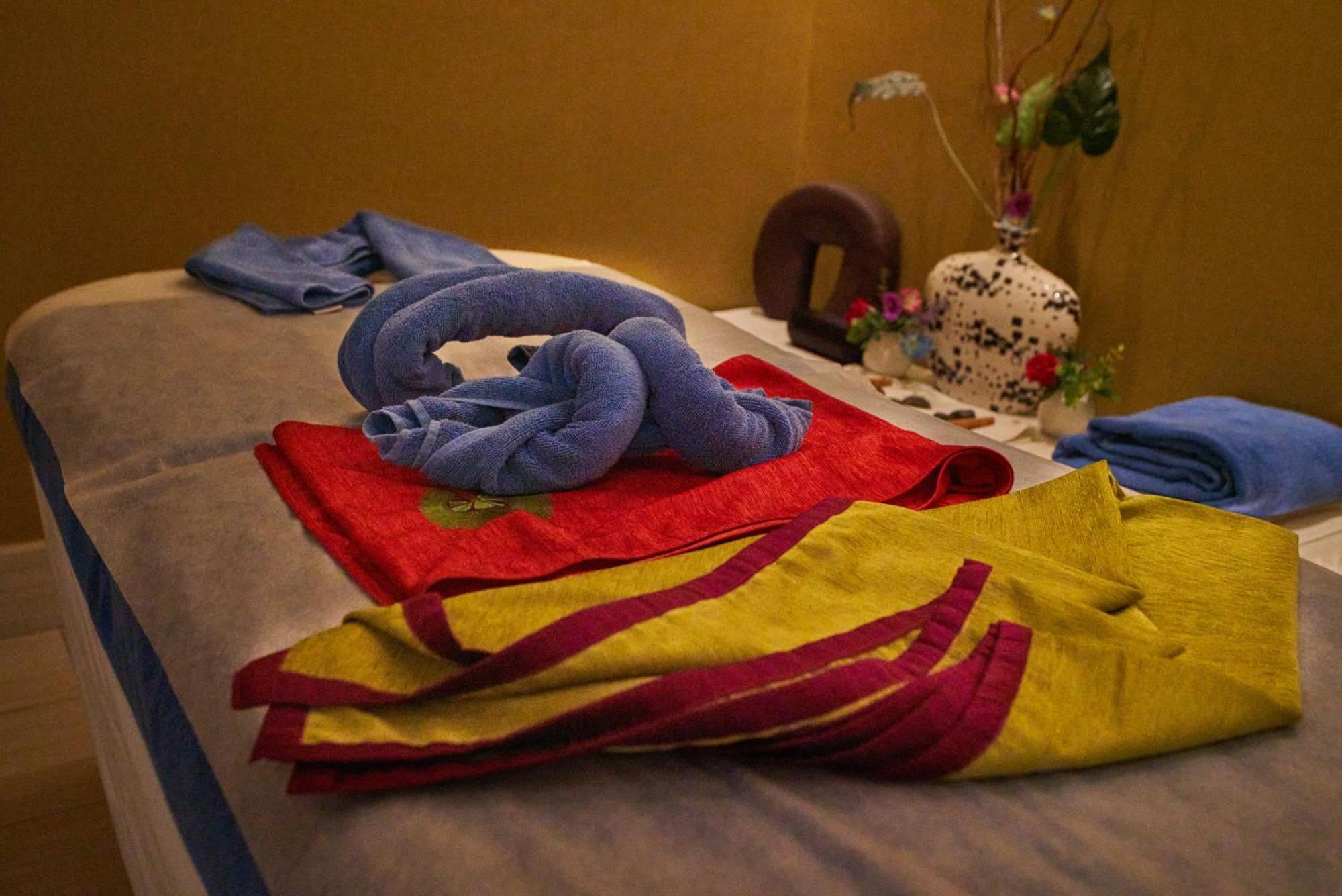 Millennium Hotel & Convention Centre Kuwait Kuwait City Екстер'єр фото A massage bed