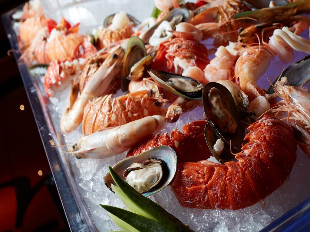Millennium Hotel & Convention Centre Kuwait Kuwait City Екстер'єр фото Seafood on ice