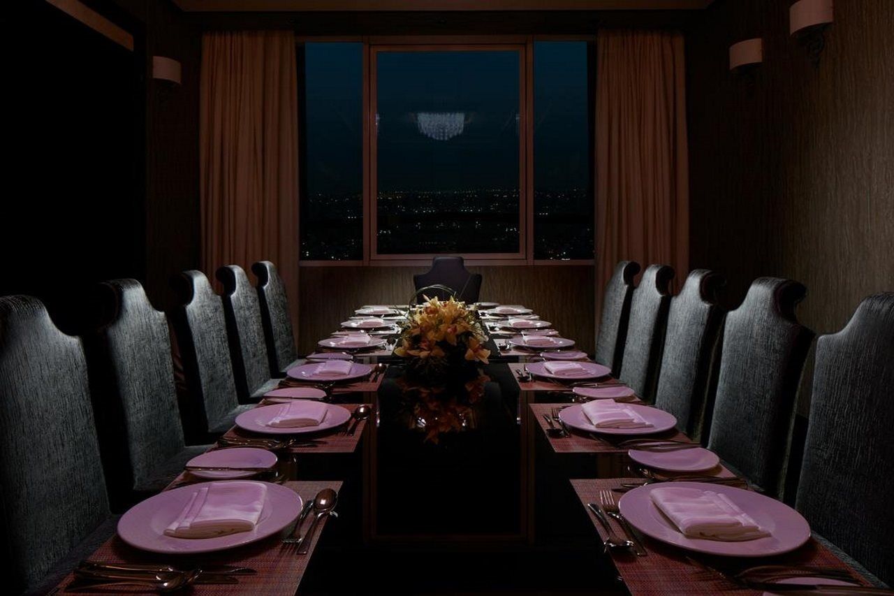 Millennium Hotel & Convention Centre Kuwait Kuwait City Екстер'єр фото A private dining room at the restaurant